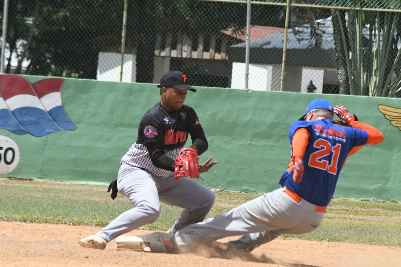 Acción en el torneo de softbol que reúne a oficiales académicos de las Fuerzas Armadas y la Policía Nacional. (Fuente externa)