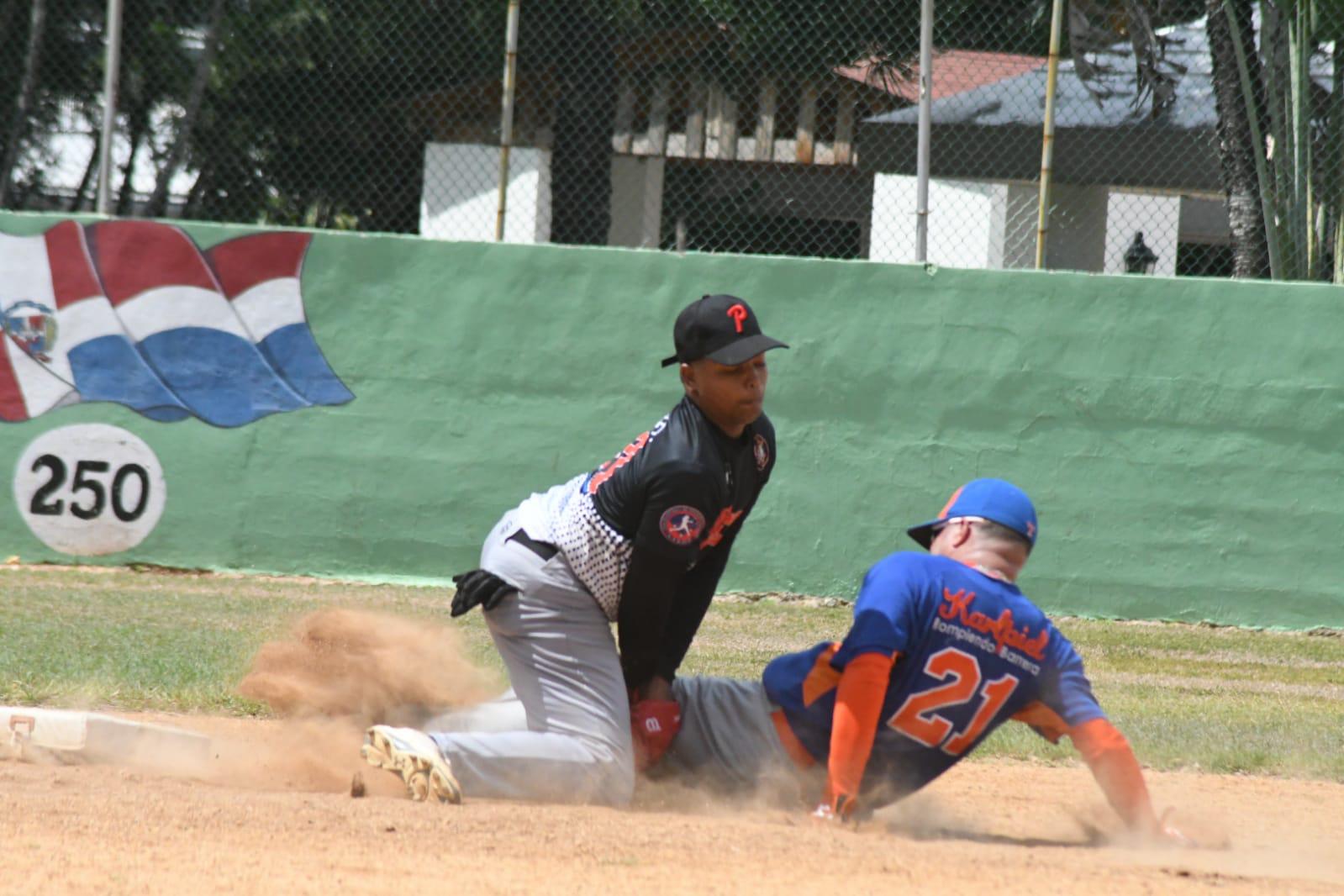 Acción en el torneo de softbol que reúne a oficiales académicos de las Fuerzas Armadas y la Policía Nacional. (Fuente externa)