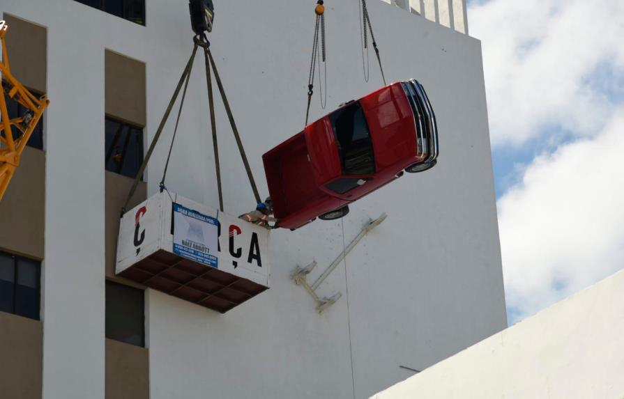 Reinstalan la Camioneta Roja en edificio de Santo Domingo Motors