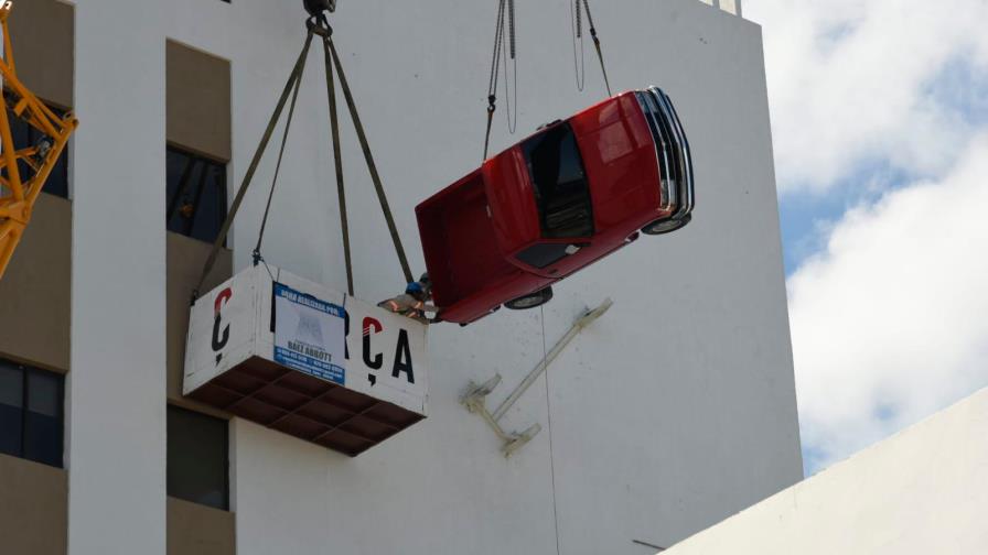 Reinstalan la Camioneta Roja en edificio de Santo Domingo Motors
