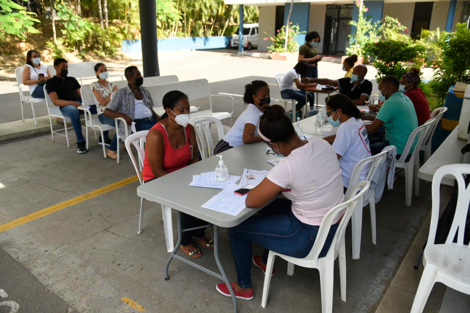 Vacunación contra la enfermedad del coronavirus en el Centro Olímpico Juan Pablo Duarte.