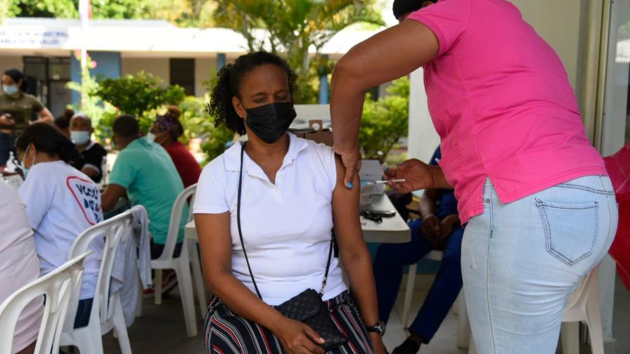 Encargados de puntos de vacunación ven un aumento en asistencia de personas