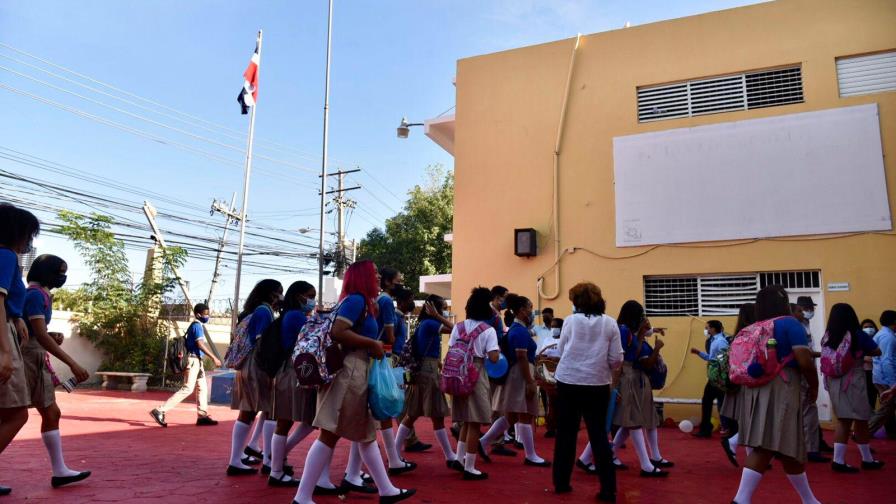 Asistencia masiva en reinicio de clases en liceos del Distrito Nacional Asistencia masiva en reinicio de clases en liceos del Distrito Nacional