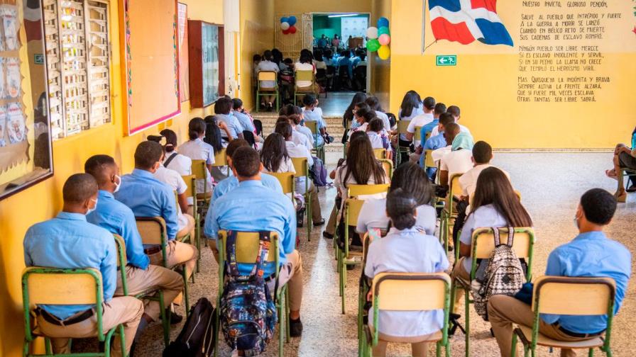 Ministro dice casos positivos de COVID-19 en escuelas no guardan relación con inicio del año escolar 