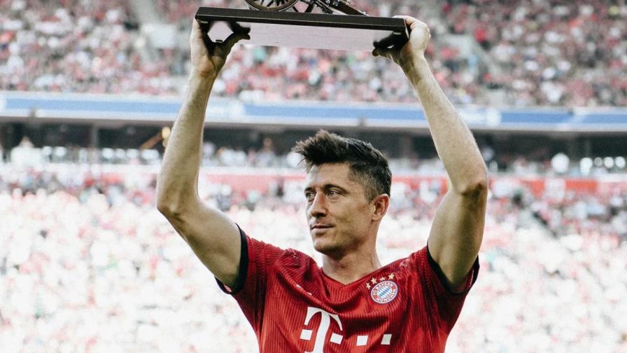 Lewandowski recibe la Bota de Oro, con agradecimiento a su esposa