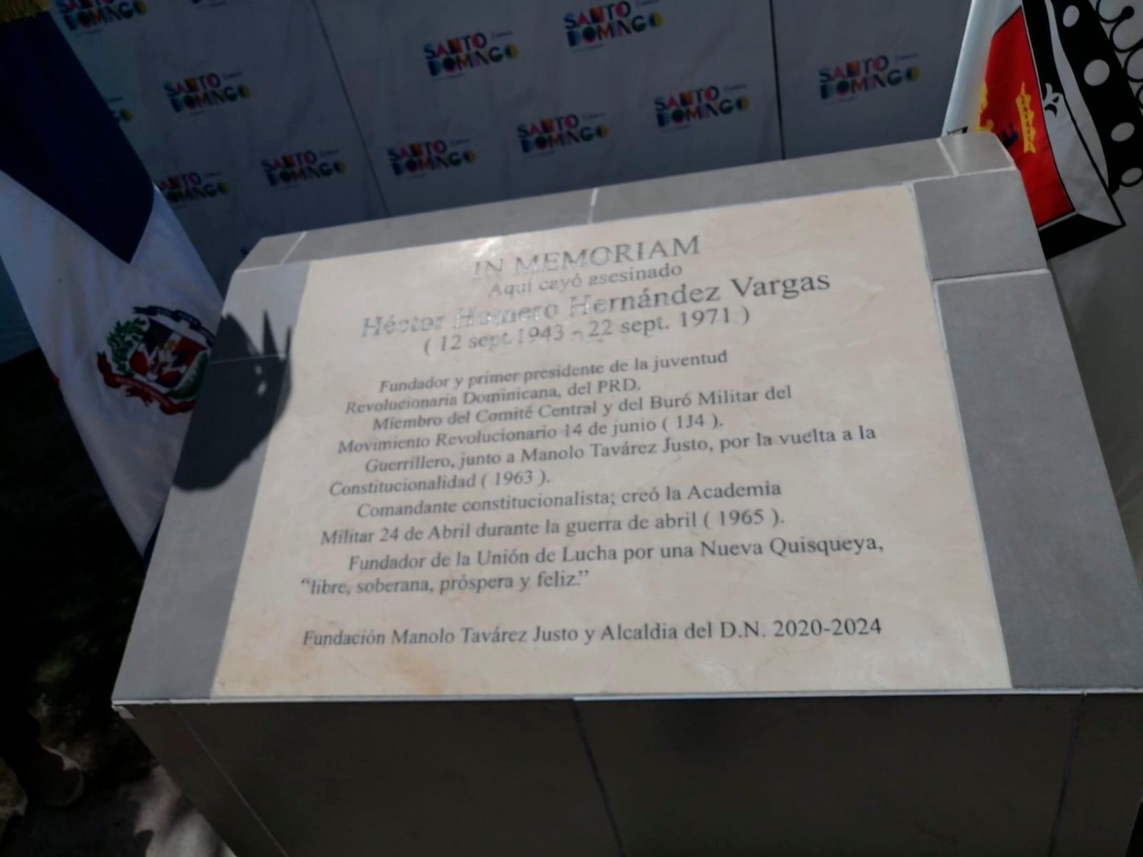 Vista del escrito en la tarja en honor a Homero Hernández.