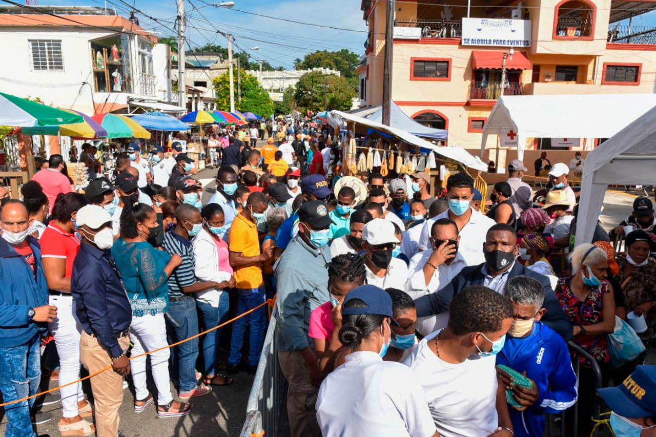 Personas afuera del Santo Cerro de La Vega, el viernes 24 de septiembre de 2021, para conmemorar a la Virgen de las Mercedes en su día.