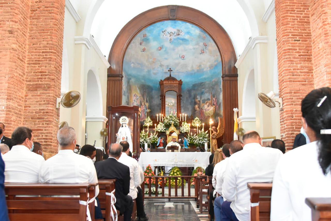 Asistentes a la homilía por el Día de Nuestra Señora de las Mercedes, en el Santuario del Santo Cerro.