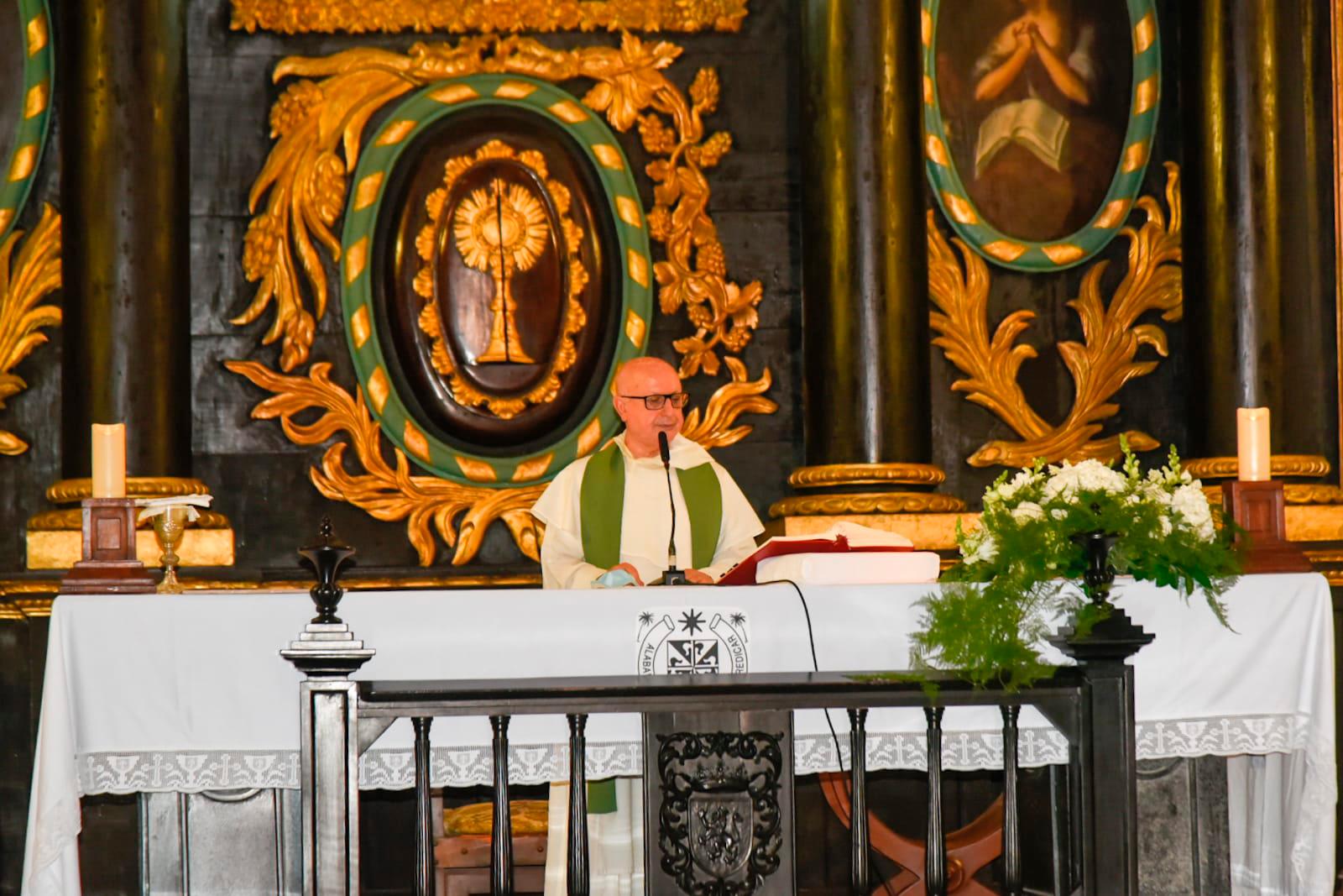 El padre José Hernando oficiando la misa en memoria de David García, en la Iglesia de los Dominicos, de la Ciudad Colonial.