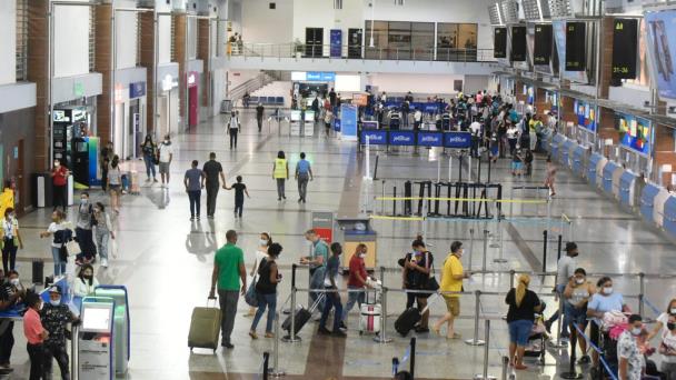 Pasajeros enojados por los persistentes retrasos de la aerolínea JetBlue