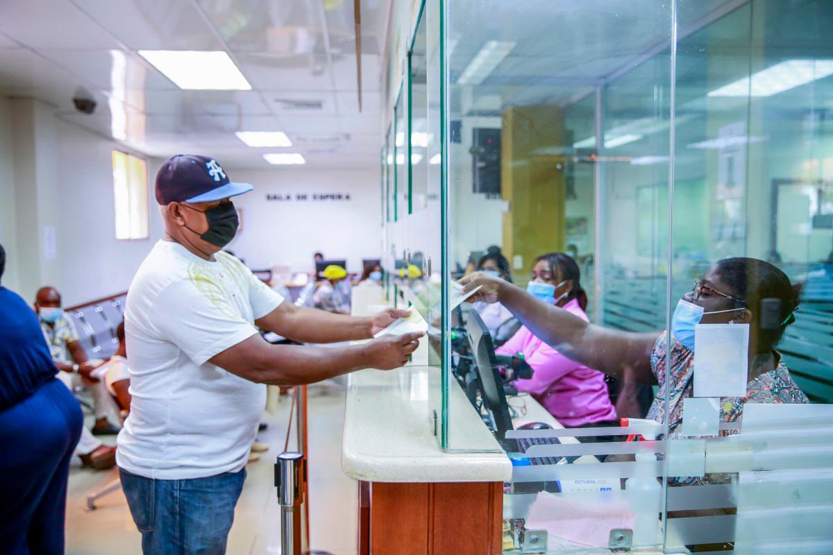 Hombre recibe documentos.