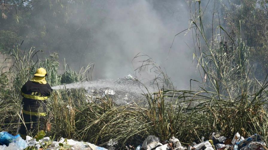 Incendio afecta terreno baldío en Santo Domingo Oeste Incendio afecta terreno baldío en Santo Domingo Oeste