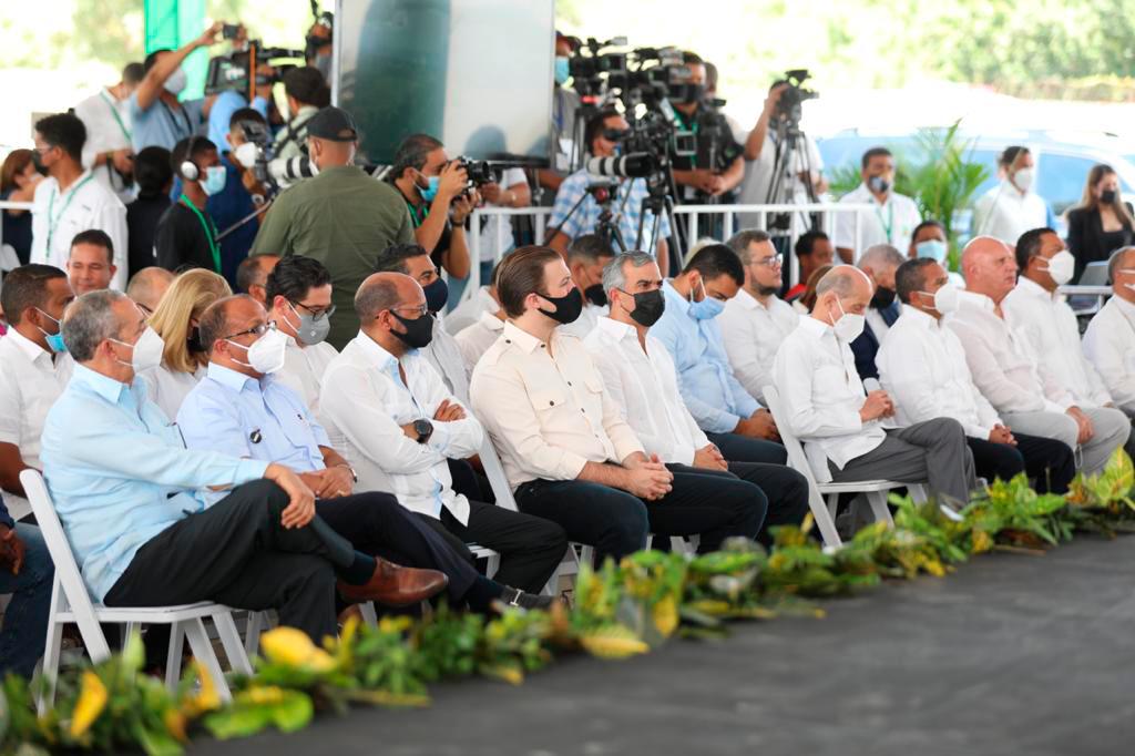 Asistentes a la inauguración de la planta procesadora. 