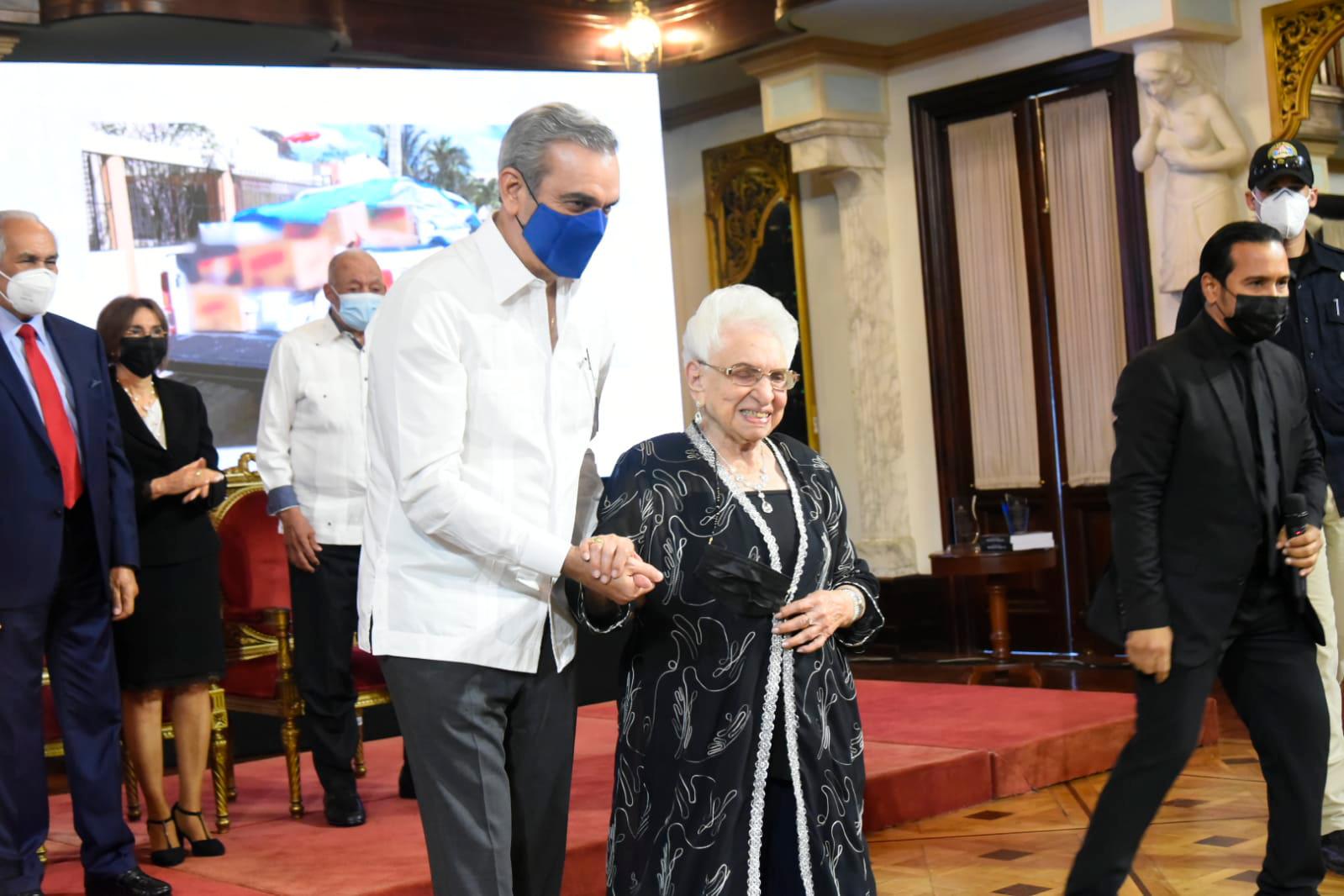 El presidente Abinader junto a María Cristina Camilo, destacada locutora dominicana. 