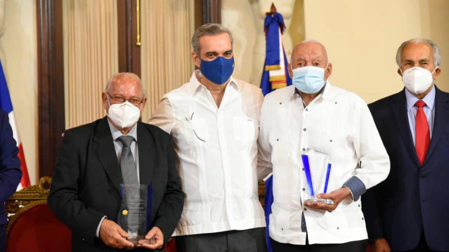 Osvaldo Virgil, galardonado con el premio “Adulto Mayor del Año” 