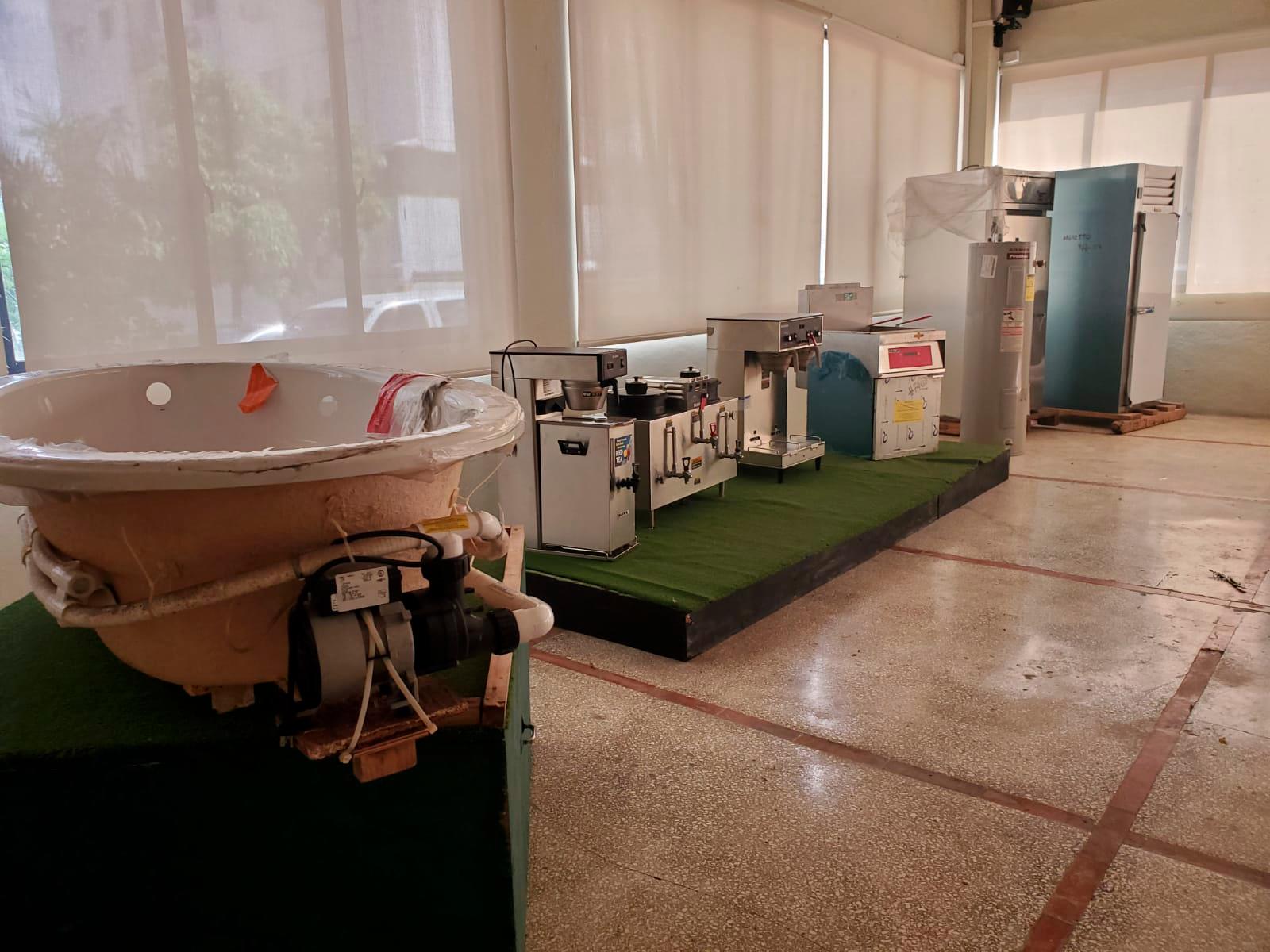 Exhibición de bañeras kholer y otros equipos que serán subastados.