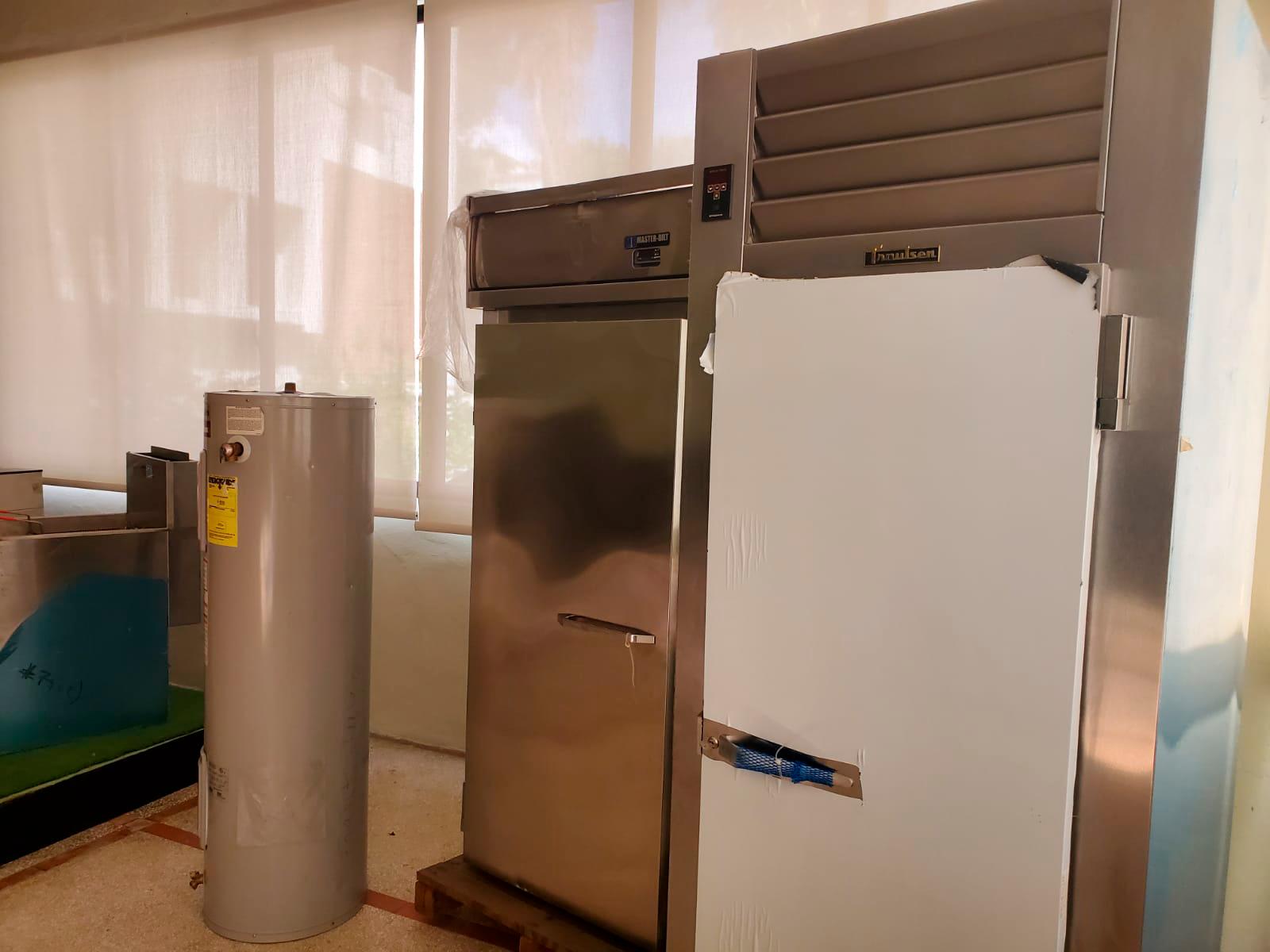 Venderán calentadores de aguas eléctricos y freezers de dos y tres puertas en acero inoxidable.