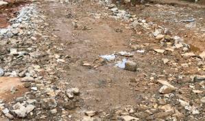 Denuncian paralizaci&oacute;n construcci&oacute;n de aceras y contenes en sector Villa Guerrero, en El Seibo