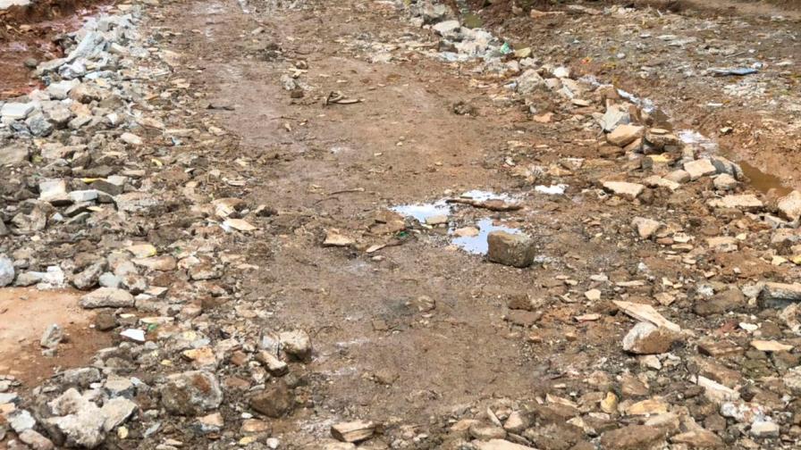 Denuncian paralización construcción de aceras y contenes en sector Villa Guerrero, en El Seibo