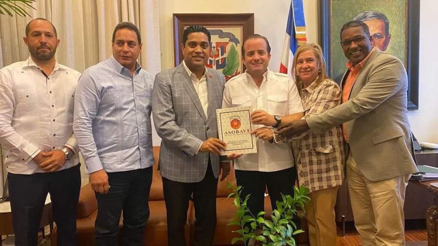 Instituciones gubernamentales garantizan el patrocinio del torneo de baloncesto en La Vega