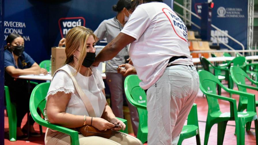 Centros de vacunación estarán abiertos hoy domingo hasta las 3:00 de la tarde