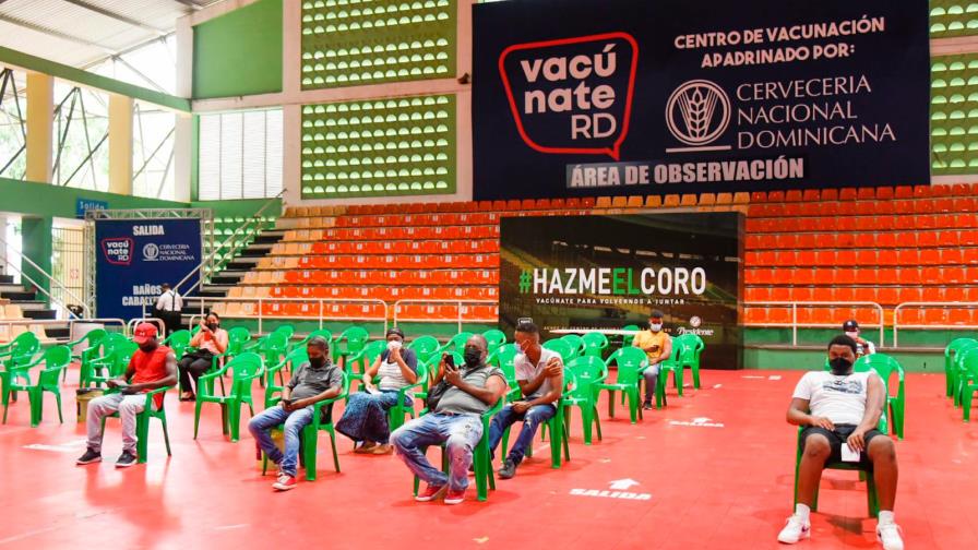 Tras medidas de Salud Pública ciudadanos se apresuran a vacunar contra el COVID-19 