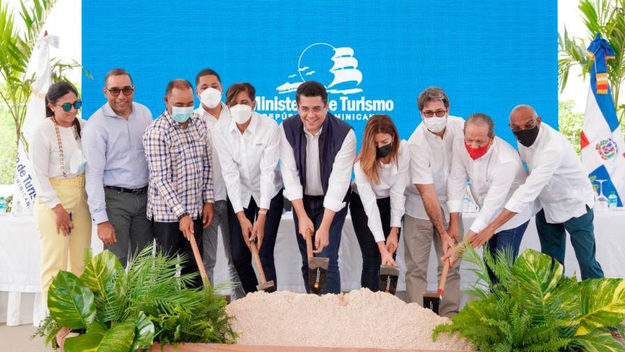 Ministerio de Turismo inicia reconstrucción de vía de acceso y parqueos en playa Macao 