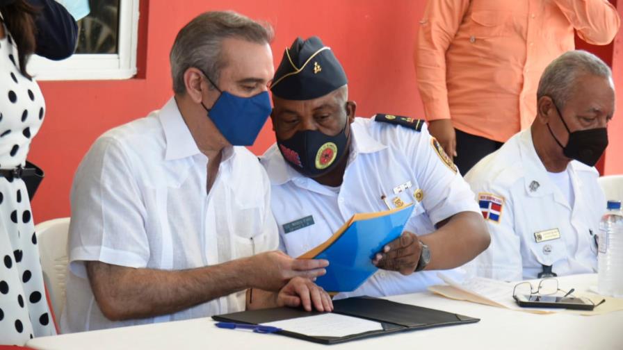 Presidente afirmó iniciará discusiones para trabajar en el estatus jurídico de los bomberos