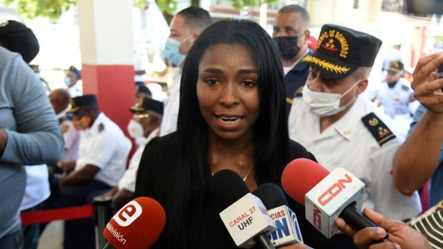 Exempleada de la administración pública burla cordón de seguridad para acercarse a Luis Abinader