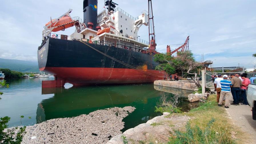Mala calidad del agua provocó muerte de peces en Barahona, concluye Medio Ambiente Mala calidad del agua provocó muerte de peces en Barahona, concluye Medio Ambiente