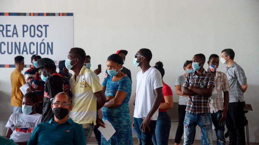 Haitianos en RD se vacunan contra el COVID-19 a regañadientes Haitianos en RD se vacunan contra el COVID-19 a regañadientes
