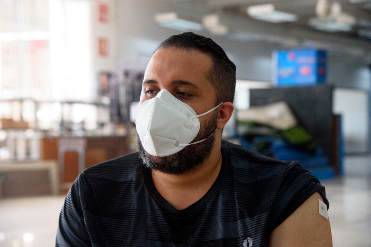 Joven en el centro de vacunación ubicado en Plaza Lama de la avenida 27 de Febrero luego de ser inoculado