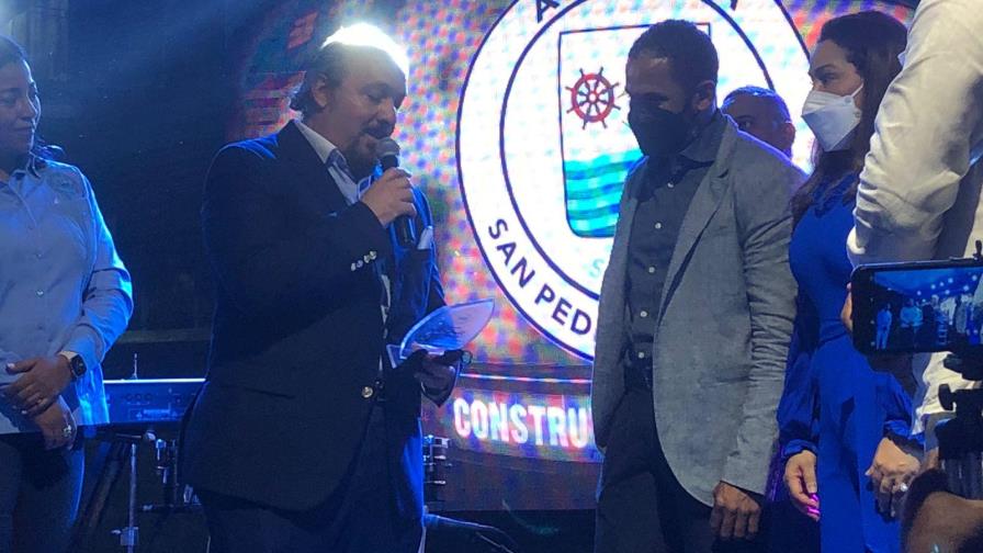 Alcalde de San Pedro de Macorís inaugura mural en honor a expeloteros petromacorisanos