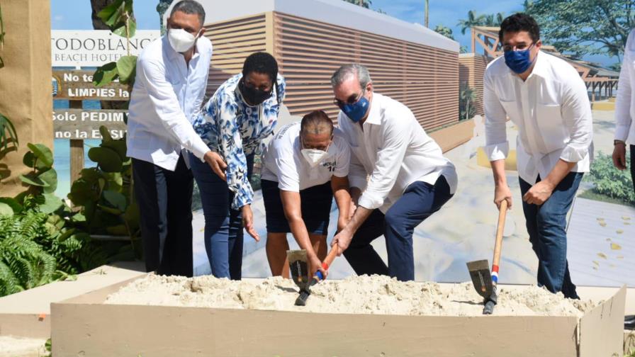 Abinader da primer palazo para la reconstrucción de plaza de vendedores y acceso a playa Las Galeras