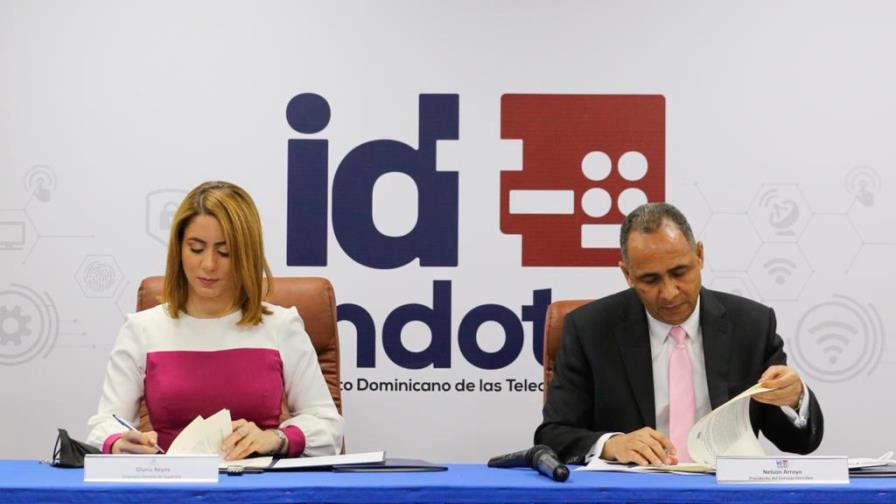 Indotel y Supérate facilitarán acceso a telefonía e internet a 2,000 hogares empobrecidos 