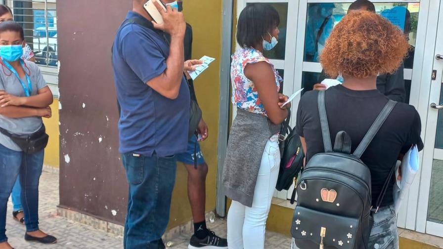 Pocas instituciones exigen presentar tarjeta de vacunación en Higüey Pocas instituciones exigen presentar tarjeta de vacunación en Higüey