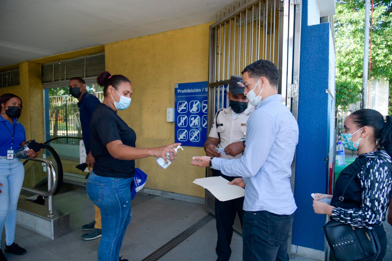 Agentes del Metro solicitan la tarjeta de vacunación.