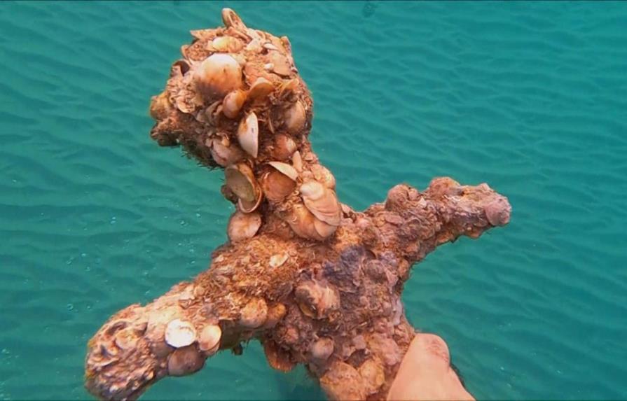 Un buzo encuentra una espada de hace 900 años en el fondo del mar en Israel 
