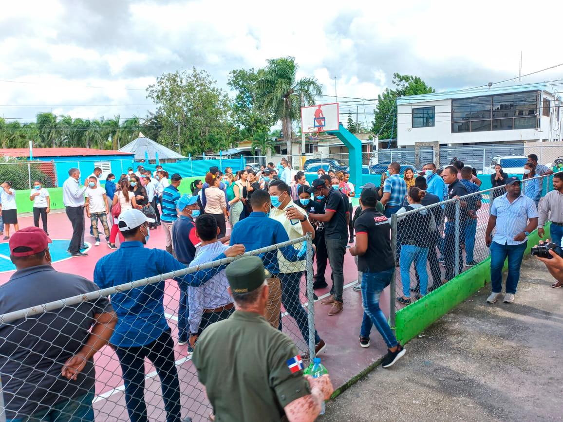Empleados fuera de sus oficinas por el  simulacro de terremoto.