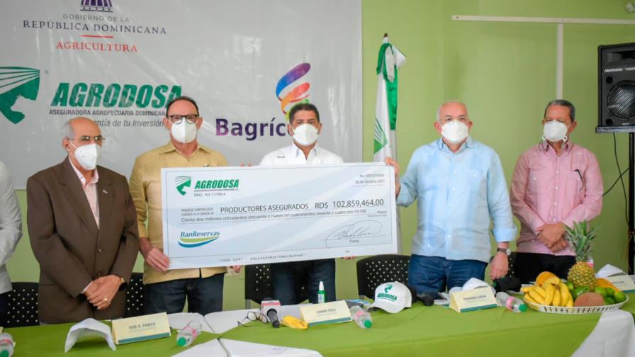 Agricultura entrega RD$103 millones a productores de Línea Noroeste afectados por tornados Agricultura entrega RD$103 millones a productores de Línea Noroeste afectados por tornados