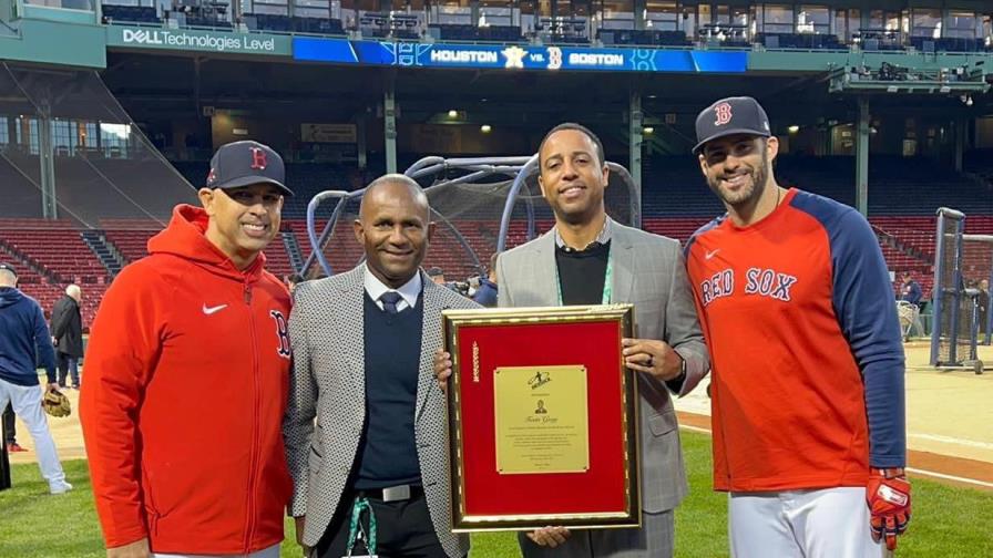 Béisbol en Acción reconoce al director de Relaciones Públicas de los Medias Rojas Béisbol en Acción reconoce al director de Relaciones Públicas de los Medias Rojas