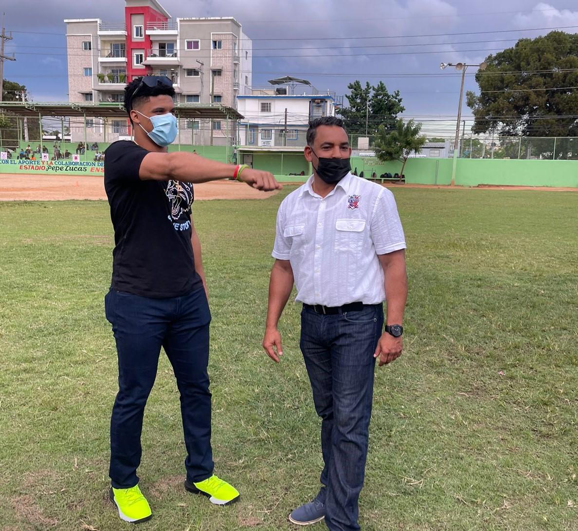 Juan Soto, izquierda, y Quilvio Veras, en la inauguración del torneo de béisbol de pequeñas ligas en la liga, los Vecinitos del ensanche Luperón. (Prensa/Cobepeli)
