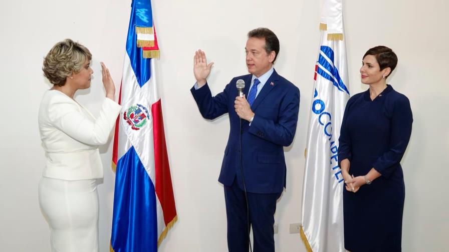 Juramentan a María Elena Vásquez en sustitución de Yolanda Martínez en Pro Competencia 