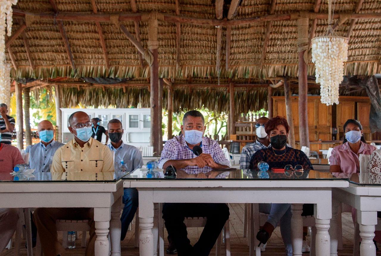 Delante en la mesa, y desde la derecha, la superintende de Seguros, Josefa Castillo; el alcalde de Boca Chica, Fermín Brito; y el director de Coraabo, Félix de la Cruz.