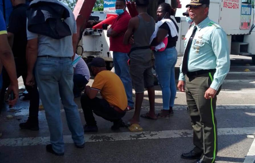 Cinco heridos al chocar un autobús con una patana en la carretera La Romana-San Pedro 