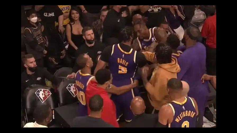 Davis y Howard casi se van a los puños por derrotas de los Lakers Davis y Howard casi se van a los puños por derrotas de los Lakers