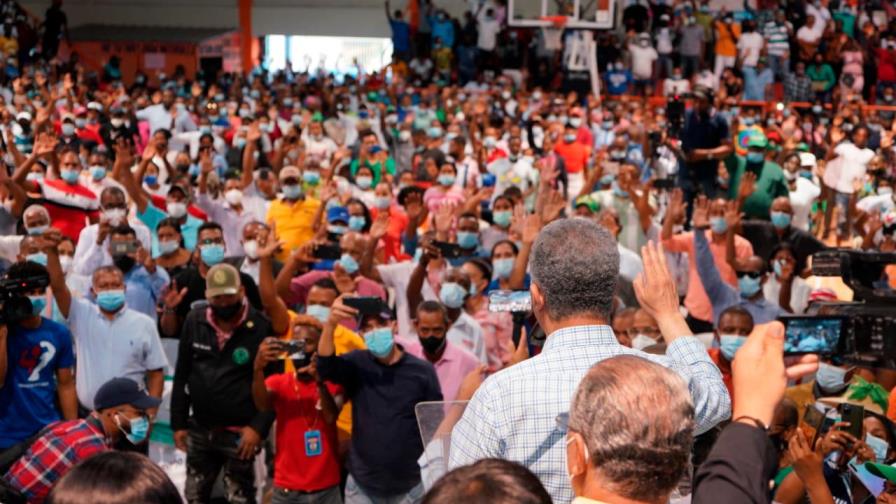 Leonel juramenta 2,924 nuevos miembros en la Fuerza del Pueblo