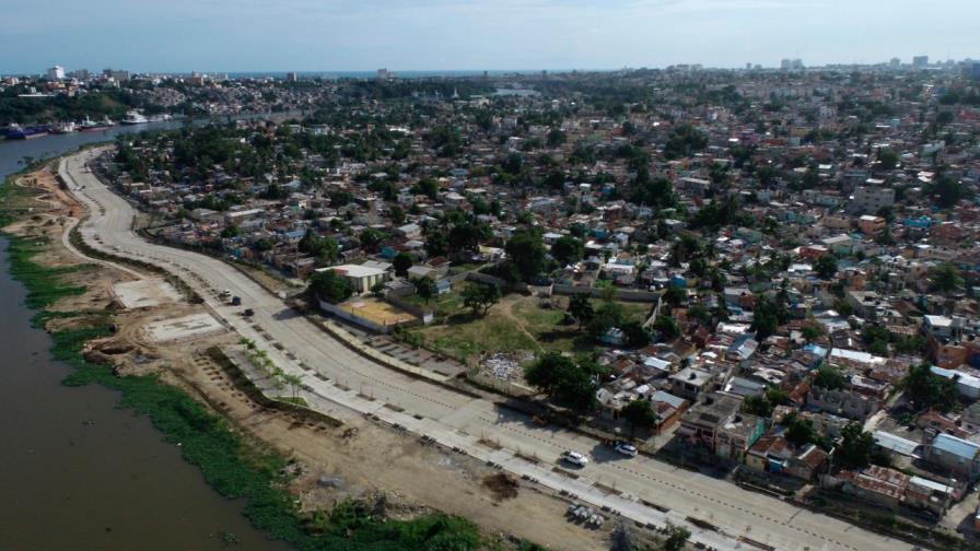 Razones que impulsan a los dominicanos a emigrar, según ministro de Economía