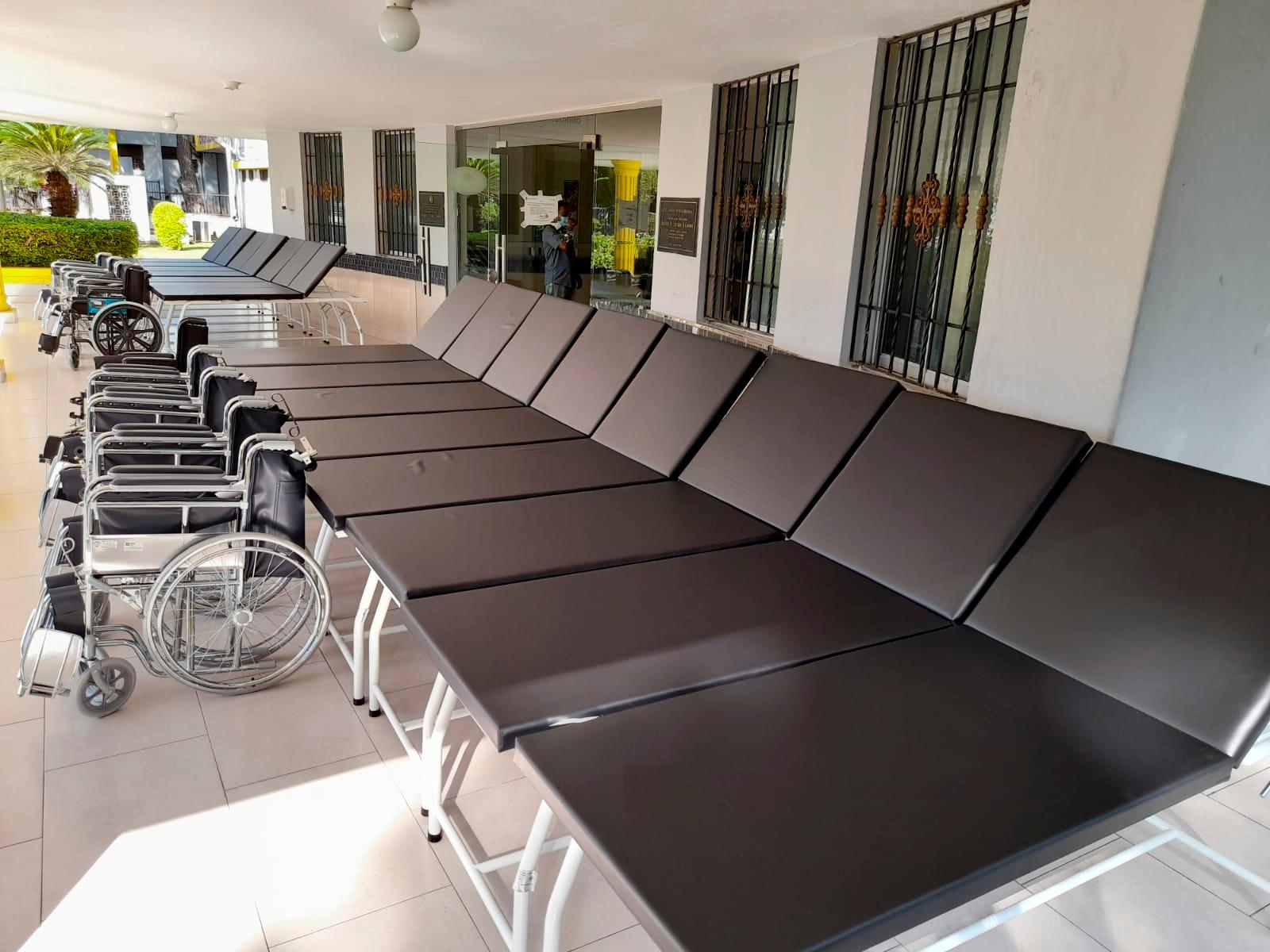 Sillas de ruedas y camillas para examinación entregados por el SNS al  hospital Gautier.