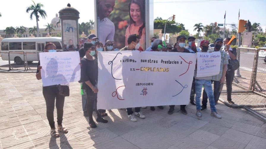 Exempleados del Inposdom protestan por retraso en pago de prestaciones laborales